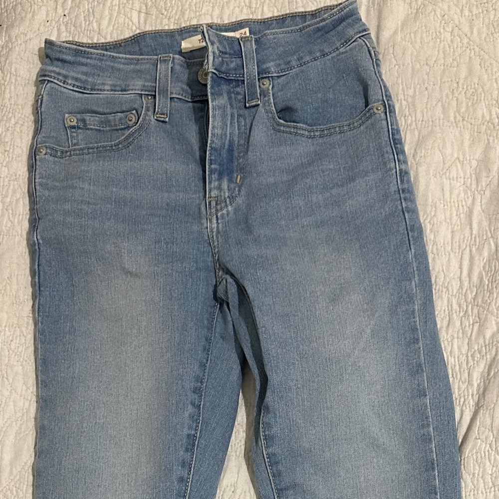 Women's Levi Jeans